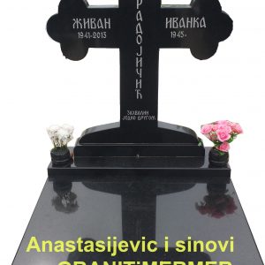 spomenik od granita u obliku krsta
